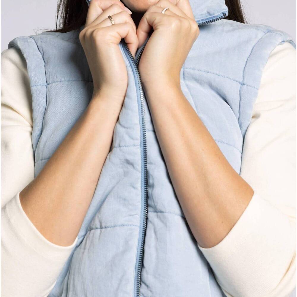 NEW THREAD & SUPPLY brina quilted denim zip-up vest in chambray blue - Picture 4 of 4